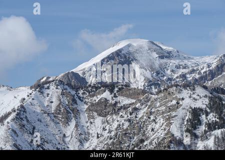Paesaggio invernale alpino dalle montagne liguri, Piemonte, Provincia di Cuneo, Italia nordoccidentale Foto Stock