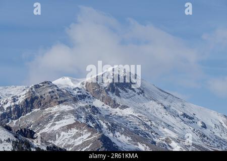 Paesaggio invernale alpino dalle montagne liguri, Piemonte, Provincia di Cuneo, Italia nordoccidentale Foto Stock