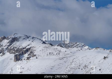 Paesaggio invernale alpino dalle montagne liguri, Piemonte, Provincia di Cuneo, Italia nordoccidentale Foto Stock