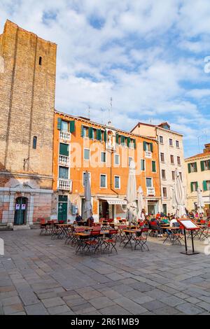 Venezia, Italia - 2 aprile 2022: Campo Santa Margherita è una piazza nel sestiere di Dorsoduro di Venezia, Veneto, Italia. Foto Stock