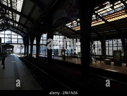 Stazione di Berlino Friedrichstrasse, segnale alla stazione ferroviaria di Berlino, Germania. Foto Stock