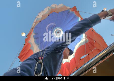 Capitano della mongolfiera, decollo, Ballooning, Cappadocia, Turchia Foto Stock