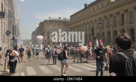 Manifastion a Bordeaux. La gente si porta per le strade di Bordeaux per mostrare la propria rabbia alla classe politica e per avere la giornata di lavoro... Foto Stock