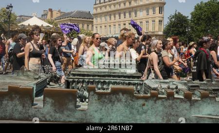 Manifastion a Bordeaux. La gente si porta per le strade di Bordeaux per mostrare la propria rabbia alla classe politica e per avere la giornata di lavoro... Foto Stock