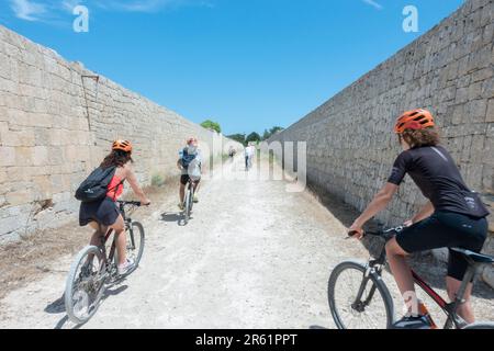 Ciclismo nel territorio all'interno del carcere dell'isola di Pianosa.,Toscana, Italia Foto Stock