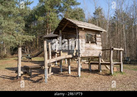 Parco giochi per bambini capanna in legno, soleggiata giornata estiva Foto  stock - Alamy