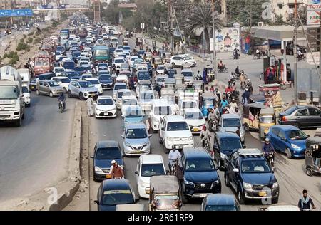 Karachi, Pakistan, 6 giugno 2023. I pendolari si trovano di fronte a disagi durante il traffico a causa dei lavori di costruzione di nuovi progetti di sviluppo, poiché il ritmo lento dei lavori di costruzione sta creando problemi per i residenti e chiedono al reparto interessato di completare i lavori il più presto possibile, situato sulla strada universitaria a Karachi il martedì 6 giugno 2023. Foto Stock