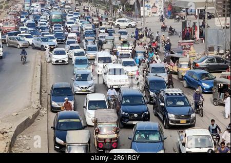 Karachi, Pakistan, 6 giugno 2023. I pendolari si trovano di fronte a disagi durante il traffico a causa dei lavori di costruzione di nuovi progetti di sviluppo, poiché il ritmo lento dei lavori di costruzione sta creando problemi per i residenti e chiedono al reparto interessato di completare i lavori il più presto possibile, situato sulla strada universitaria a Karachi il martedì 6 giugno 2023. Foto Stock