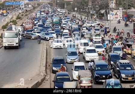 Karachi, Pakistan, 6 giugno 2023. I pendolari si trovano di fronte a disagi durante il traffico a causa dei lavori di costruzione di nuovi progetti di sviluppo, poiché il ritmo lento dei lavori di costruzione sta creando problemi per i residenti e chiedono al reparto interessato di completare i lavori il più presto possibile, situato sulla strada universitaria a Karachi il martedì 6 giugno 2023. Foto Stock