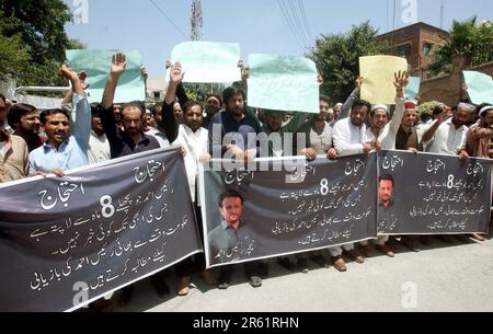 Karachi, Pakistan, 6 giugno 2023. I residenti del Distretto superiore Dir stanno organizzando una manifestazione di protesta contro la scomparsa di Raees Ahmed e chiedendo il suo recupero, tenutasi presso il club stampa di Peshawar martedì 6 giugno 2023. Foto Stock