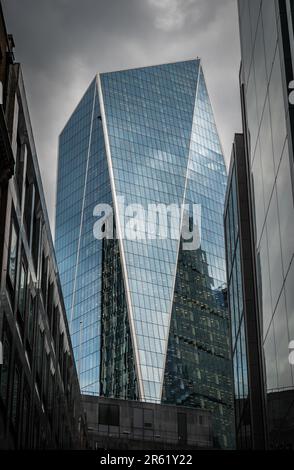 Londra, Regno Unito: Il grattacielo di Scalpel al 52 di Lime Street visto da Bury Street nella città di Londra. Foto Stock