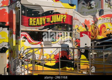 vienna, austria. 25 aprile 2023 pronti a tuffarsi in un'emozionante avventura imbarcati in un viaggio mozzafiato a prater, l'incantevole parco divertimenti di Foto Stock