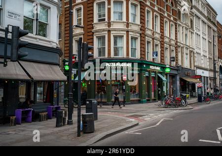 Londra, Regno Unito: Guardando verso nord lungo Shoreditch High Street a Londra con ristoranti, bar e negozi. Foto Stock