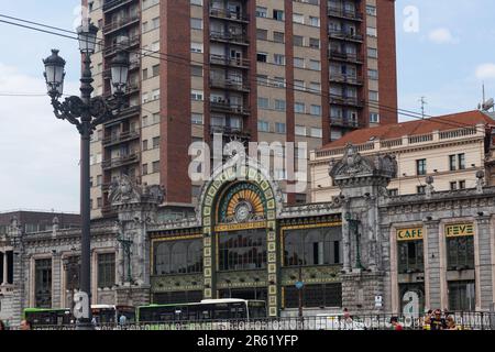 Bilbao, Spagna - 03 agosto 2022: Skyline della città con vista delle panchine e della stazione di Bilbao Concordia, nota come stazione di Bilbao Santander e. Foto Stock