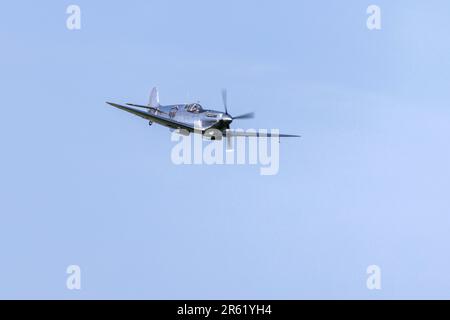 Silver Spitfire ‘ G-IRTY’ aerotrasportato a Shuttleworth nel mondo Airshow tenutosi presso il vecchio aeroporto di Warden il 4th giugno 2023. Foto Stock