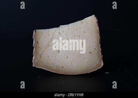 Pezzo di formaggio fermentato da batteri con fungo e muffa Foto Stock