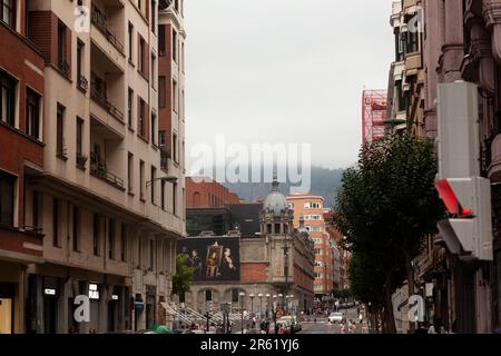 Bilbao, Spagna - 03 agosto 2022: Vista della città vecchia di Bilbao in un giorno piovoso, l'Azkuna Zentroa sullo sfondo Foto Stock