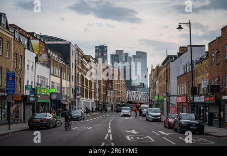 Londra, Regno Unito: Guardando verso sud lungo Kingsland Road a Hoxton verso la città di Londra. Questa strada è famosa per i suoi ristoranti vietnamiti. Foto Stock