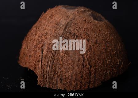 Primo piano del guscio di cocco con le sue fibre e la sua consistenza Foto Stock