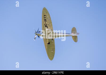 Silver Spitfire ‘ G-IRTY’ aerotrasportato a Shuttleworth nel mondo Airshow tenutosi presso il vecchio aeroporto di Warden il 4th giugno 2023. Foto Stock