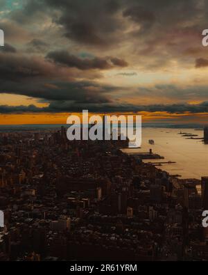 Un vivace tramonto illumina l'iconico skyline di New York in questo incredibile ritratto Foto Stock