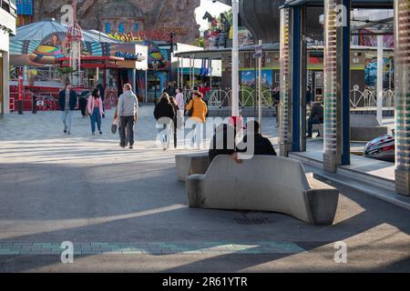 vienna, austria. 25 aprile 2023 passeggiate al crepuscolo e divertimento alla scoperta del vivace prater, l'amato parco divertimenti serale di vienna Foto Stock