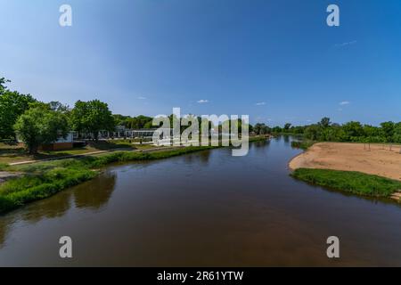 Porto nella città di Sieradz sul fiume Warta, Polonia. Foto Stock