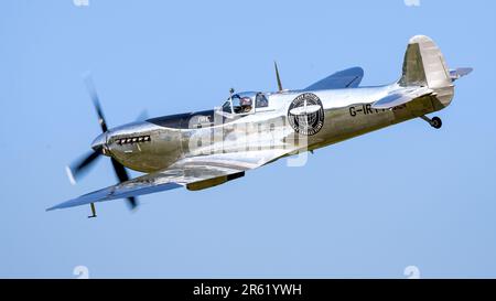 Silver Spitfire ‘ G-IRTY’ aerotrasportato a Shuttleworth nel mondo Airshow tenutosi presso il vecchio aeroporto di Warden il 4th giugno 2023. Foto Stock