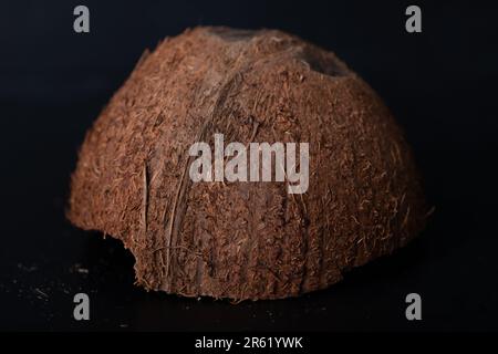 Primo piano del guscio di cocco con le sue fibre e la sua consistenza Foto Stock