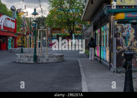 vienna, austria. 25 aprile 2023 tranquillità al crepuscolo esplorando il tranquillo parco divertimenti di vienna nella calma della sera Foto Stock