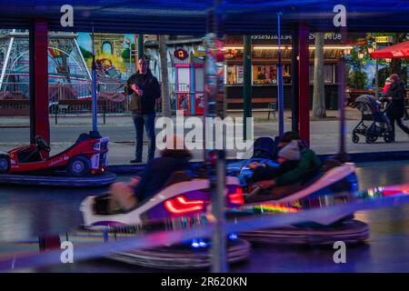 vienna, austria. 25 aprile 2023 avventure vorticose deliziose giostre in autoscontri al prater, l'affascinante parco divertimenti di vienna Foto Stock