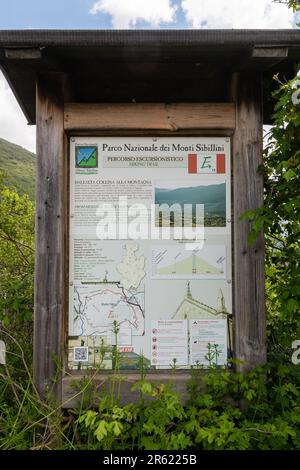 Scheda informativa nel Parco Nazionale dei Monti Sibillini su un sentiero escursionistico, Umbria, Centro Italia, Europa Foto Stock