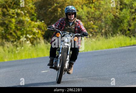 Stony Stratford, Regno Unito - Giugno 4th 2023: 1975 174cc KAWASAKI classica moto in viaggio su una strada di campagna inglese. Foto Stock