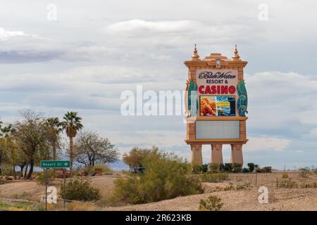 Parker, Arizona - 10 marzo 2023: Cartello per il Bluewater Casino and Resort Hotel, è di proprietà delle tribù indiane del fiume Colorado, Arizona e CA. Foto Stock