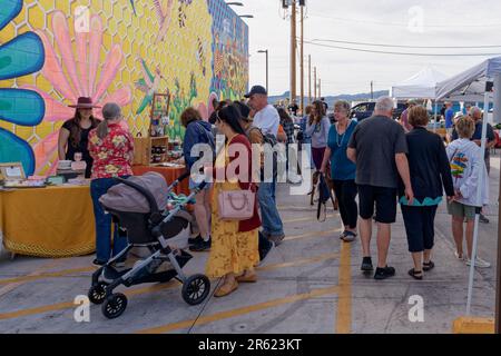 Lake Havasu City, AZ - 11 marzo 2023: Il mercato agricolo del lago Havasu, che si tiene il 2nd ° e 4th ° Sabato di ogni mese, si trova presso il KAWS su McCul Foto Stock