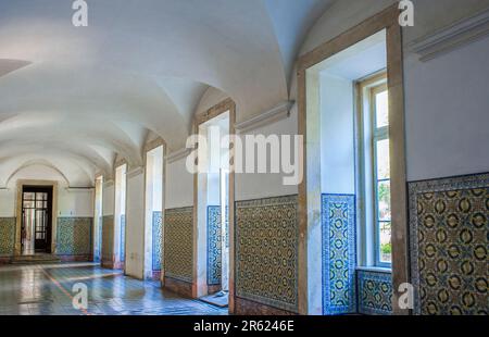 Coimbra, Portogallo - Settembre 6th 2019: Plinto colorato di piastrelle smaltate. Università di Coimbra. Vista sull'edificio interno Foto Stock