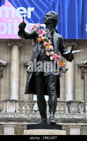 Statua di Joshua Reynolds di Alfred Drury che indossa una ghirlanda di fiori. Royal Academy of Arts Summer Exhibition, Burlington House, Piccadilly, Londra. REGNO UNITO Foto Stock
