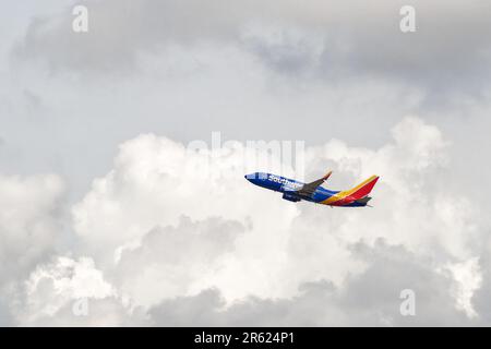 Phoenix, AZ - 16 marzo 2023: Aereo della Southwest Airlines che decolge dalle nuvole dall'aeroporto internazionale Sky Harbor di Phoenix. Foto Stock