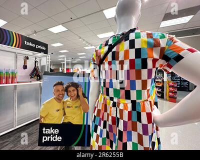 Racine, Wisconsin, Stati Uniti. 6th giugno, 2023. Pride Month - mostre a tema e articoli promozionali sono disponibili presso il negozio Target di Racine, Wisconsin, martedì 6 giugno 2023. Il sostegno di Target al mese di orgoglio è diventato un punto di controversia. (Credit Image: © Mark Hertzberg/ZUMA Press Wire) SOLO PER USO EDITORIALE! Non per USO commerciale! Foto Stock