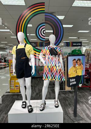 Racine, Wisconsin, Stati Uniti. 6th giugno, 2023. Pride Month - mostre a tema e articoli promozionali sono disponibili presso il negozio Target di Racine, Wisconsin, martedì 6 giugno 2023. Il sostegno di Target al mese di orgoglio è diventato un punto di controversia. (Credit Image: © Mark Hertzberg/ZUMA Press Wire) SOLO PER USO EDITORIALE! Non per USO commerciale! Foto Stock