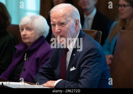 Washington, Stati Uniti. 06th giugno, 2023. Il Presidente DEGLI STATI UNITI Joe Biden tiene una riunione del Gabinetto, accanto al Segretario del Tesoro degli Stati Uniti Janet Yellen (L), nella Sala del Gabinetto della Casa Bianca a Washignton, DC, USA, il 06 giugno 2023. Credit: Sipa USA/Alamy Live News Foto Stock