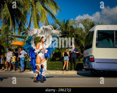 Grand Cayman, Isole Cayman, maggio 2023, vista di una donna che pareggia durante il carnevale Foto Stock