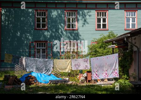 Asciugatura della lavanderia sulla linea di abbigliamento nel quartiere Kopli di Tallinn, Estonia Foto Stock