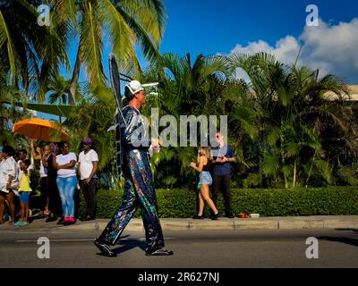 Grand Cayman, Isole Cayman, maggio 2023, vista di un uomo che pareggia durante il carnevale Foto Stock