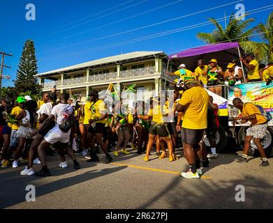 Grand Cayman, Isole Cayman, 2023 maggio, vista dei goers di carnevale giamaicano che sfilano durante il carnevale Foto Stock