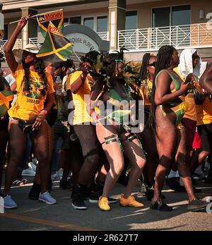 Grand Cayman, Isole Cayman, 2023 maggio, vista dei goers di carnevale giamaicano che sfilano durante il carnevale Foto Stock