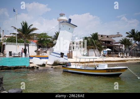 Faro pendente o Faro Inclnado a Puerto Morelos Yucatan Messico Foto Stock