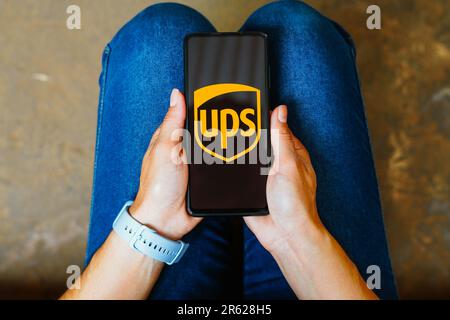 In questa immagine, il logo UPS (United Parcel Service) viene visualizzato sullo schermo dello smartphone. Foto Stock