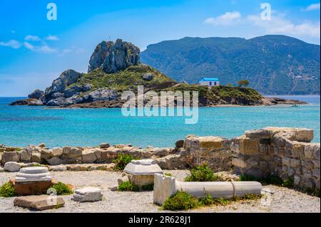 Rovine della Basilica di San Stefanos di fronte alla bellissima isola Kastri - bellissimo scenario della costa di Kos, Grecia Foto Stock