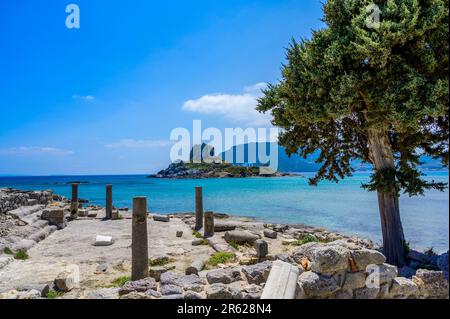 Rovine della Basilica di San Stefanos di fronte alla bellissima isola Kastri - bellissimo scenario della costa di Kos, Grecia Foto Stock